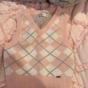 Hollister vest the SIZE EXTRA SMALL And colors are Pink and white and grey